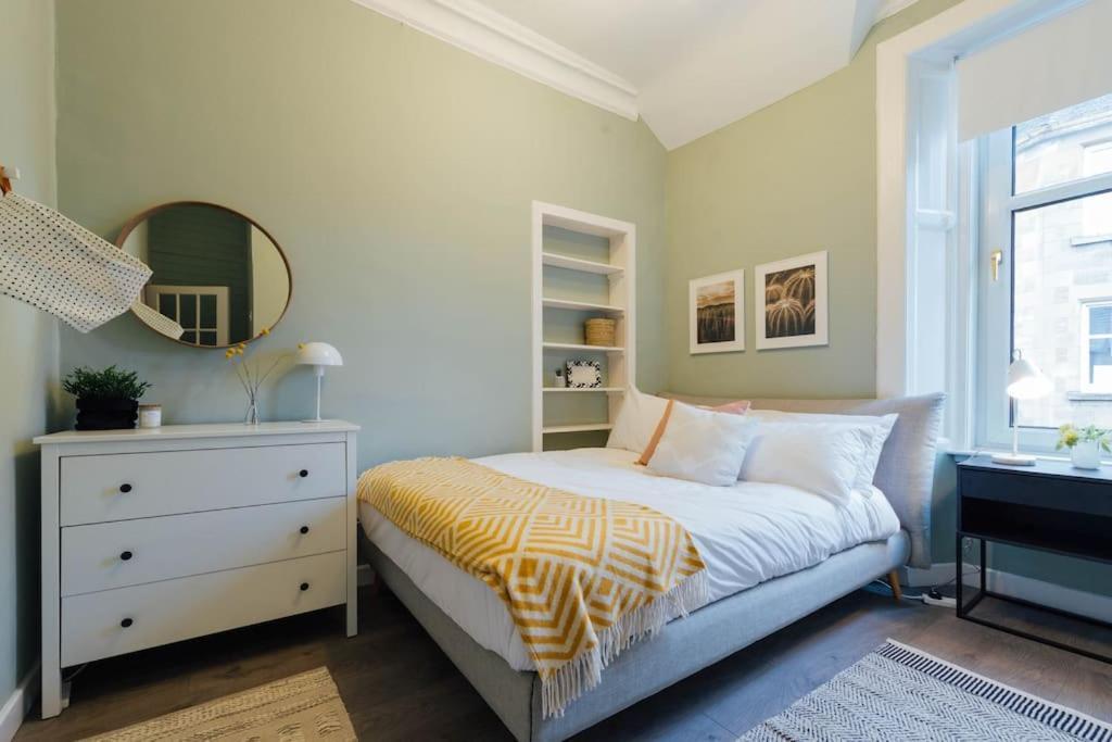Stylish Stirling Apartment - Free Parking Экстерьер фото