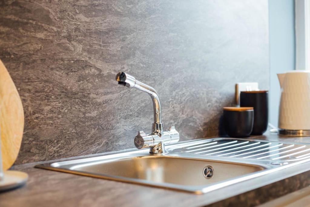 Stylish Stirling Apartment - Free Parking Экстерьер фото